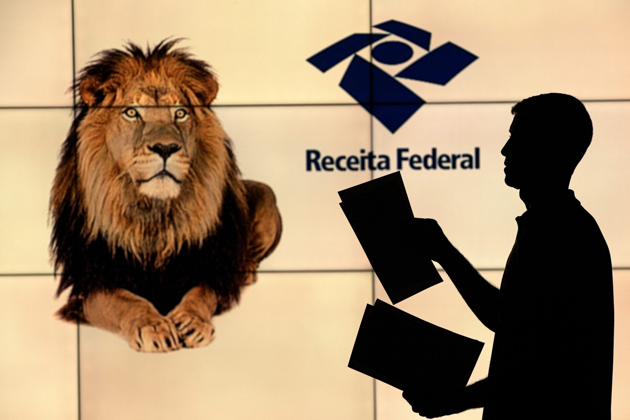 El Servicio de Impuestos Federales niega que notificará a los adultos que viven con sus padres
