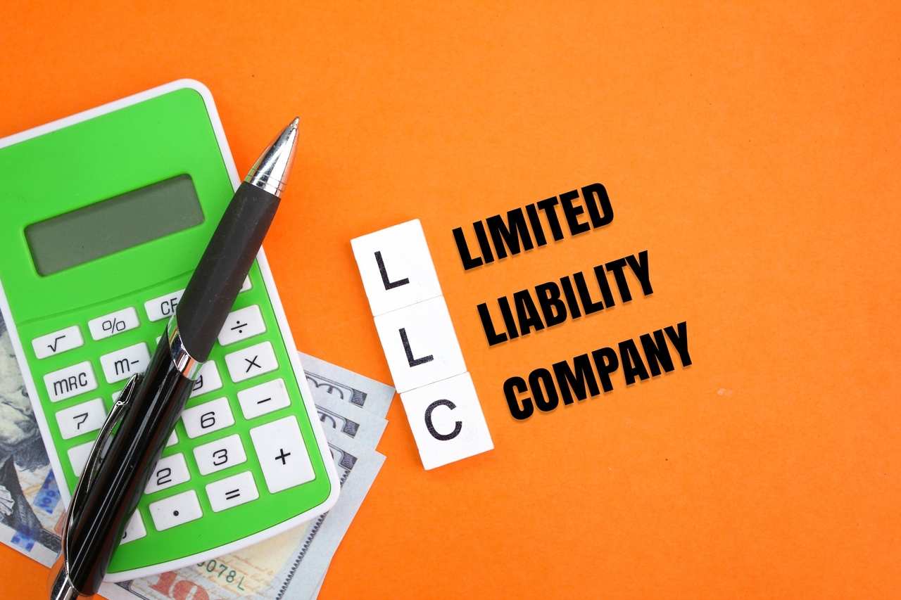 Onder welke naam handelt een LLC?