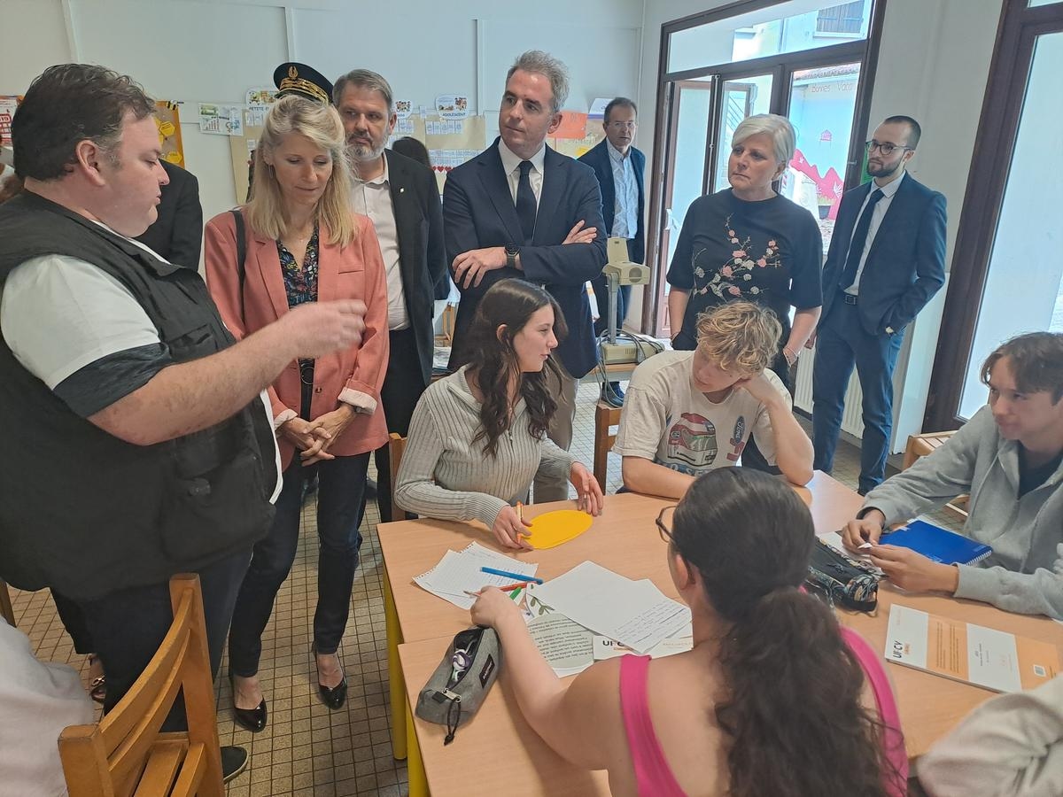 La Teste-de-Buch: the Minister of Sports meets young people trained for the BAFA