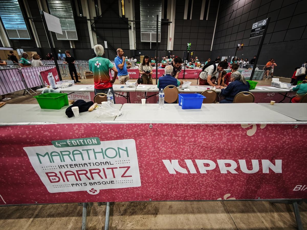 Biarritz: The marathon is tomorrow! Participants parade to collect their race numbers at the Iraty Hall.