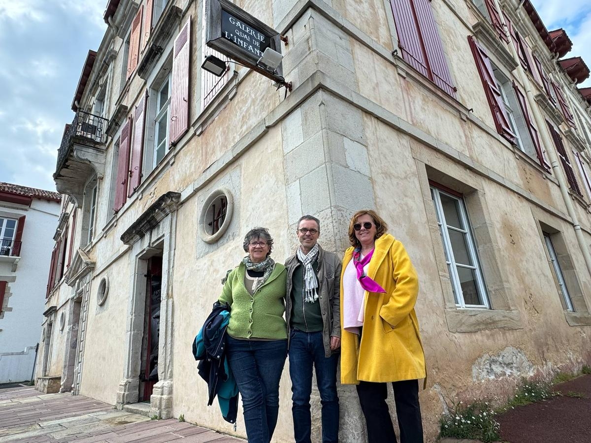 San Juan de Luz: un trío de artistas en la Galería del Infante, entre el puntillismo y la escultura femenina