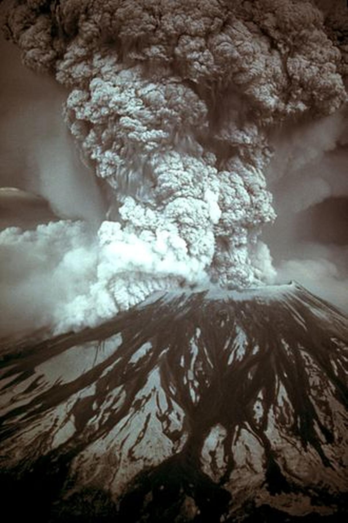 Calendario del 18 de mayo: Hace 45 años: el Monte Santa Helena entró en erupción, la mayor erupción volcánica jamás registrada en Estados Unidos.