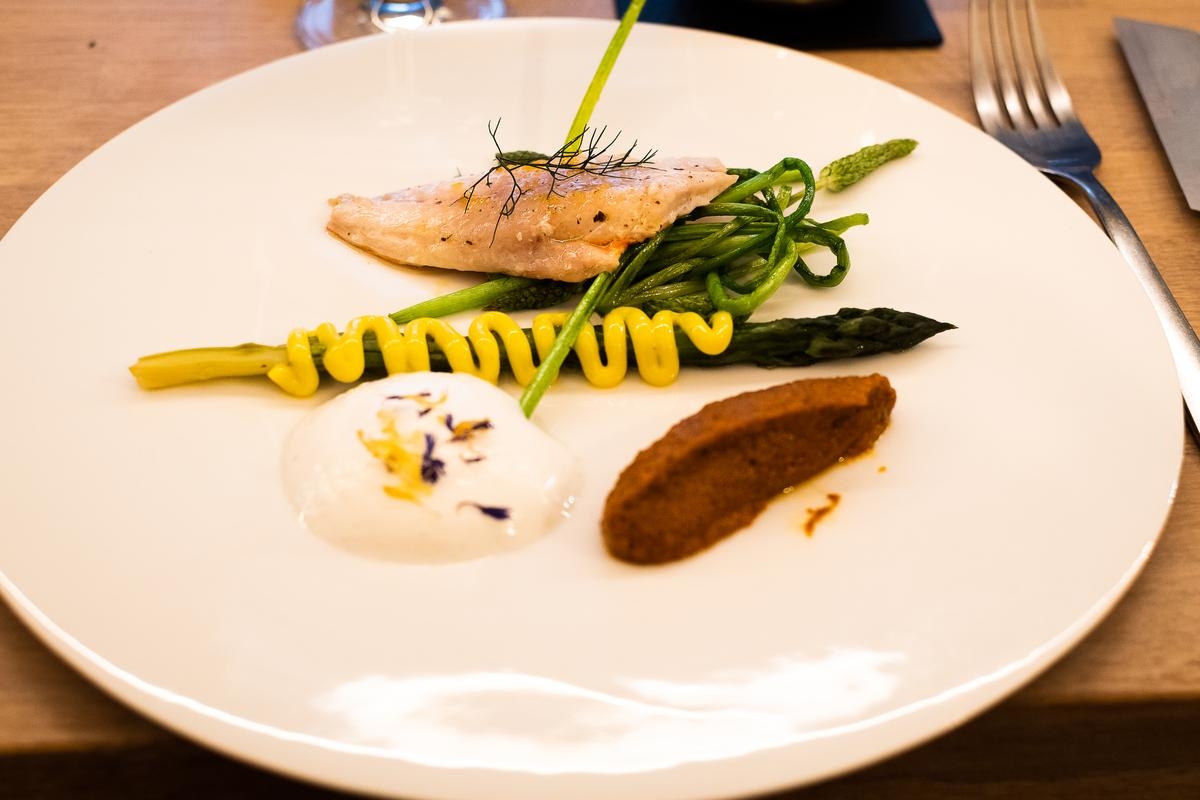 Verwöhnen Sie sich im Germaine, einem gemütlichen Restaurant am Ufer der Nive in Bayonne
