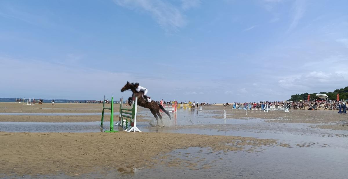 Arcachon: Unter der Sonne sprangen die Pferde (und ihre Reiter) vor der großen Menschenmenge über die Hindernisse!