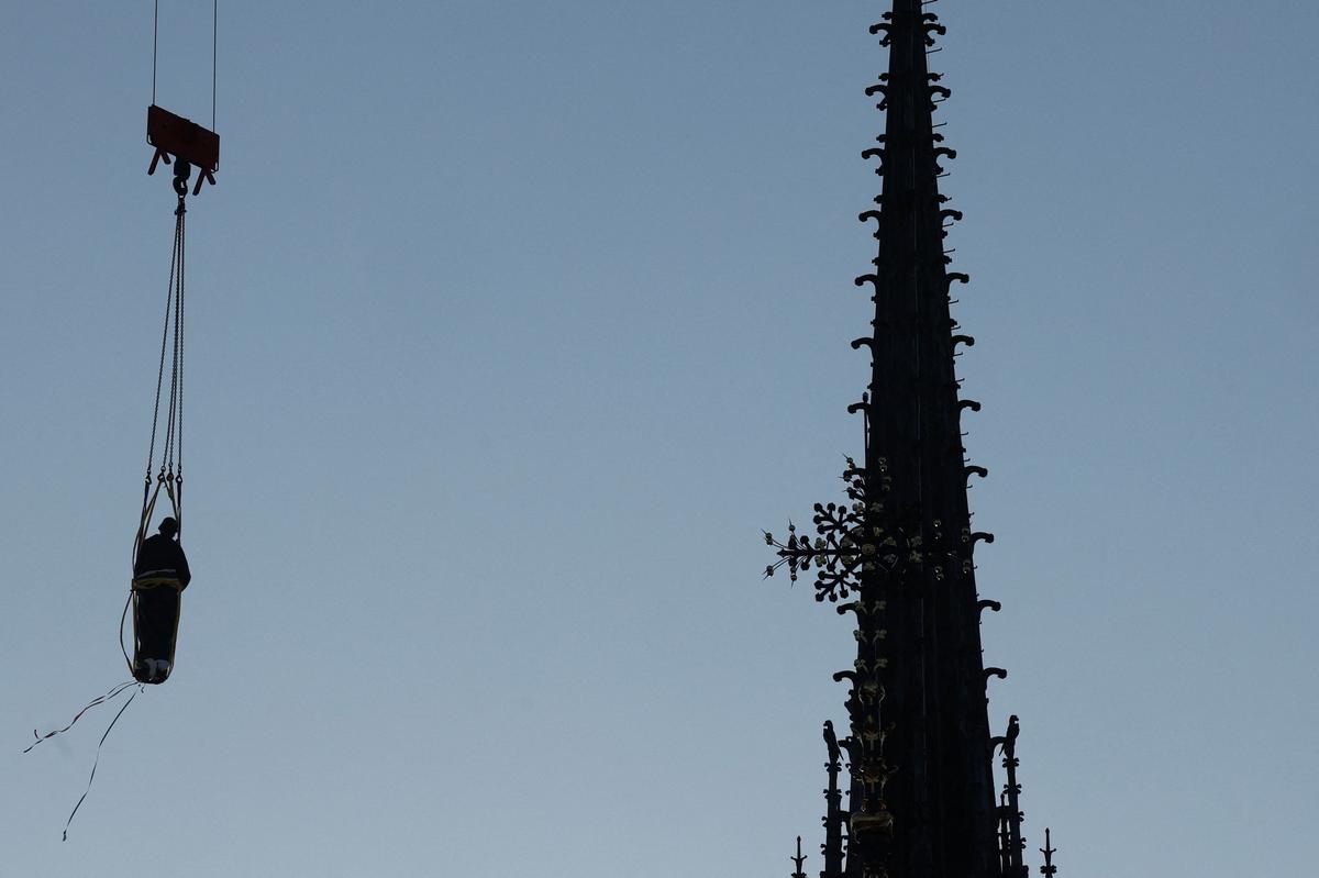 Notre-Dame de Paris: Kulenin ilk heykeli yeniden yerleştirildi