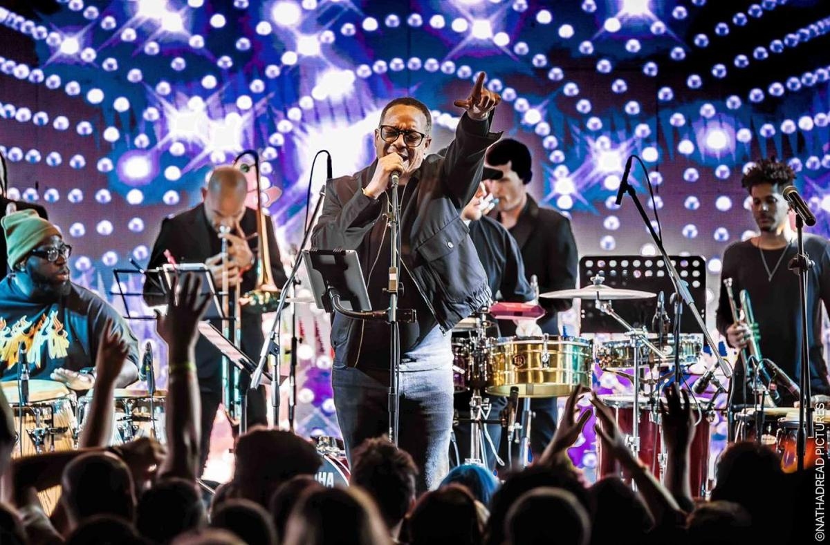 Issac Delgados Salsa auf der Bühne des Rocher de Palmer beim Latin Dance and Music Festival in der Nähe von Bordeaux