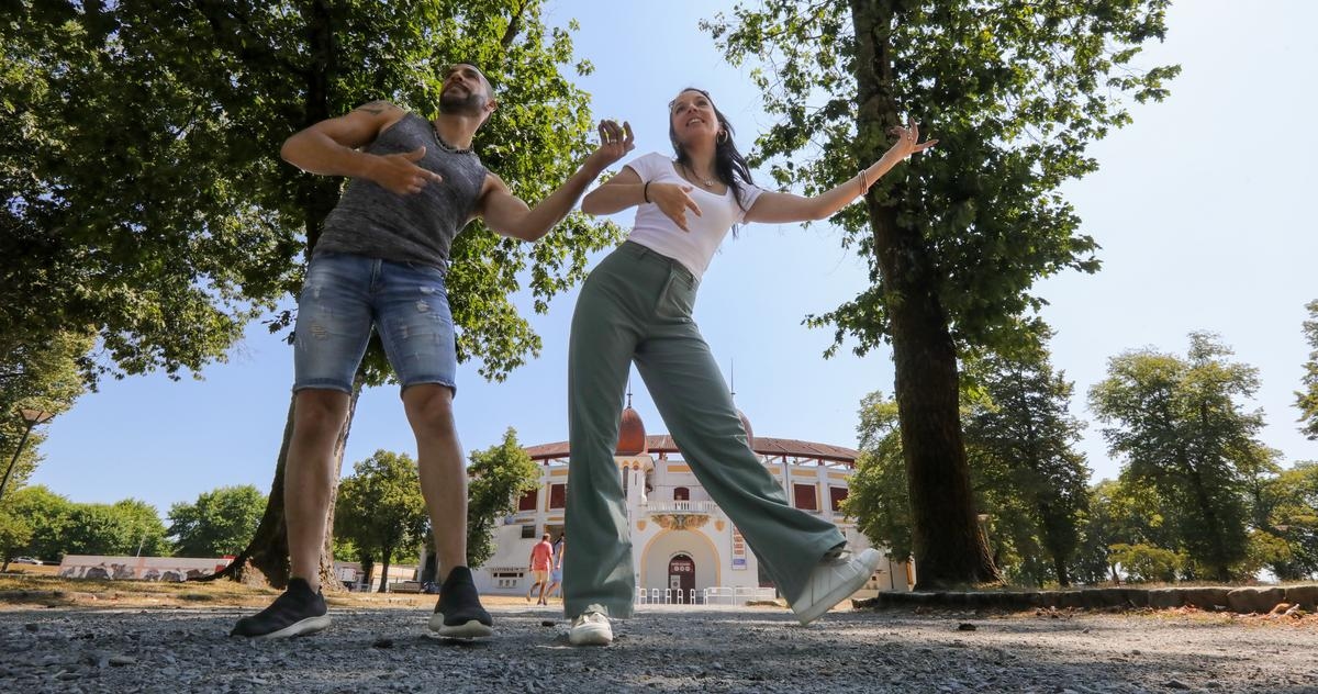Koninginnen en koningen van de dansen van de Landes: Jeanne-Lise en Émeric, uit liefde voor zang en dans