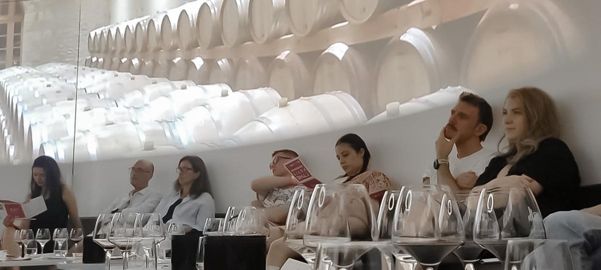 "Amaç duyuları uyandırmak": Bordeaux'da Cité du Vin'deki sürükleyici atölye, 360 derecelik bir ekranla tadımı icat ediyor