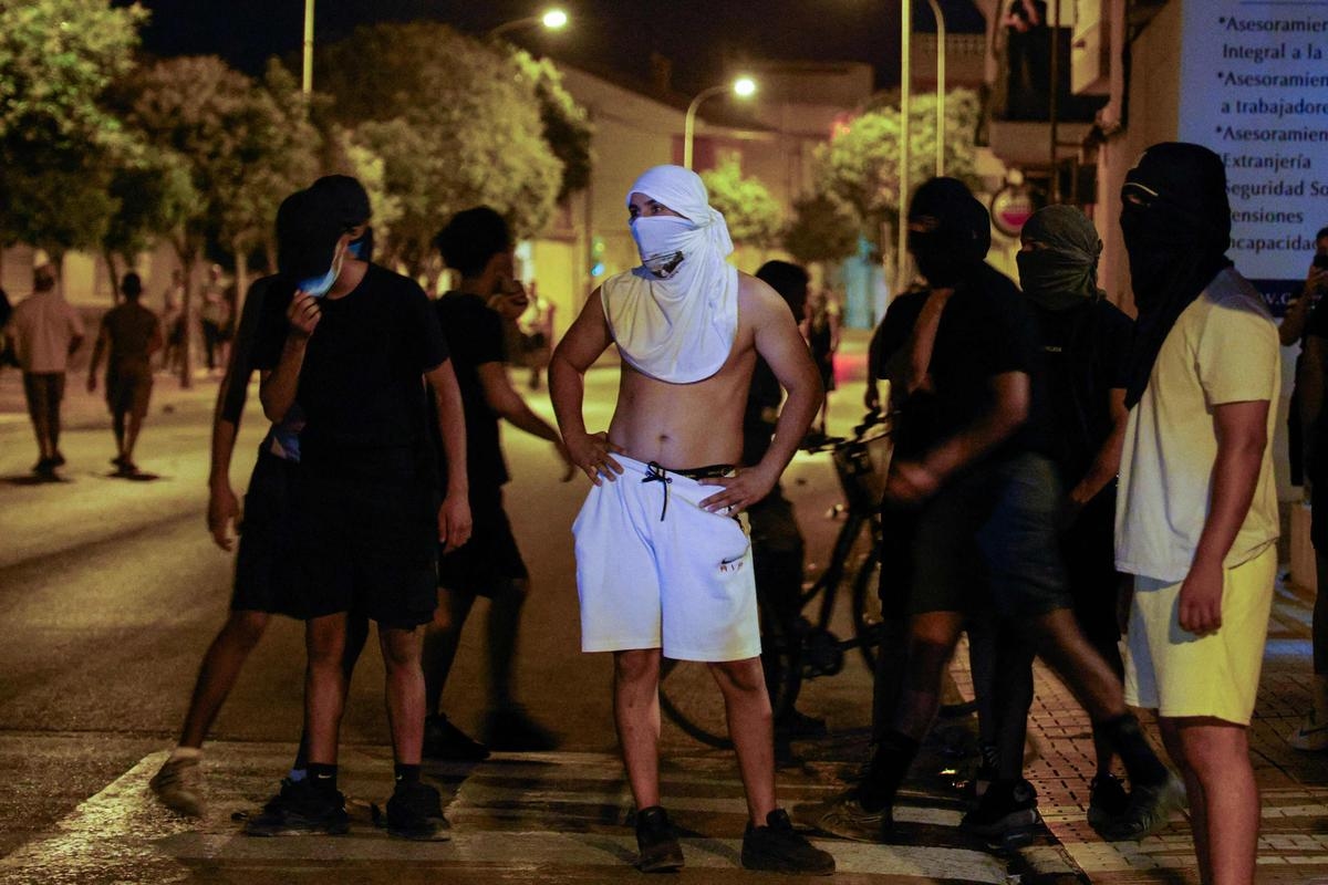 Racistisch geweld in Spanje: tien mensen eindelijk gearresteerd in Torre Pacheco, oproepen tot kalmte