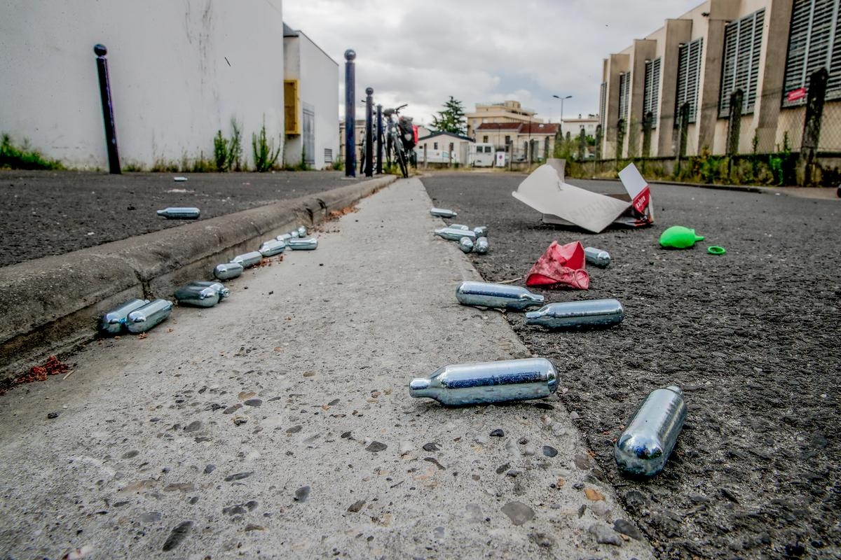 Schluss mit dem Lachen: Die Stadt Agen reguliert die Verwendung von Lachgas auf öffentlichen Straßen