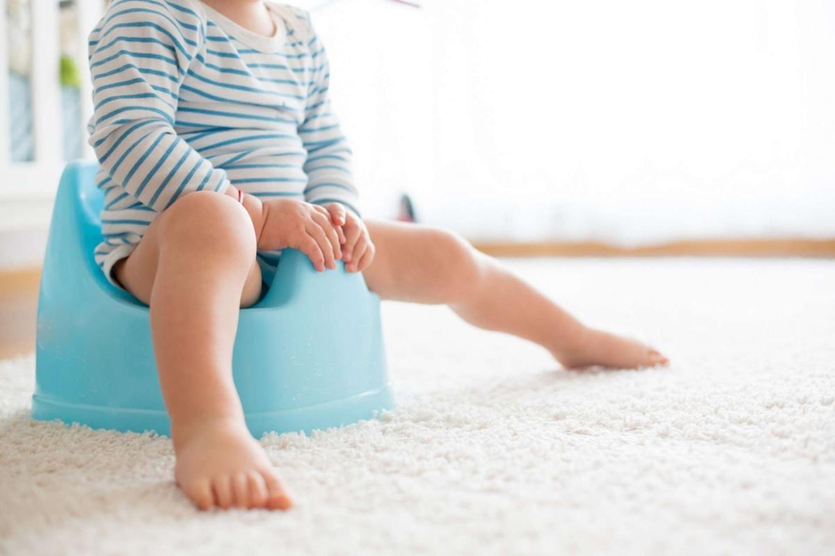 Durante las vacaciones, ¿cómo puedes ayudar a tu hijo a aprender a ir al baño antes de volver a la escuela?