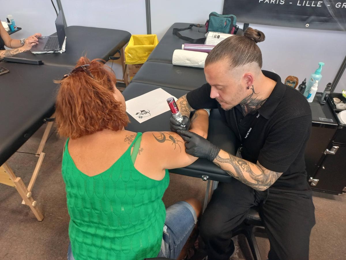 "Planlı değildi ve sonra, bir hevesle": Saintes'teki Fest'ink Tatoo'nun koridorlarında toplantılar