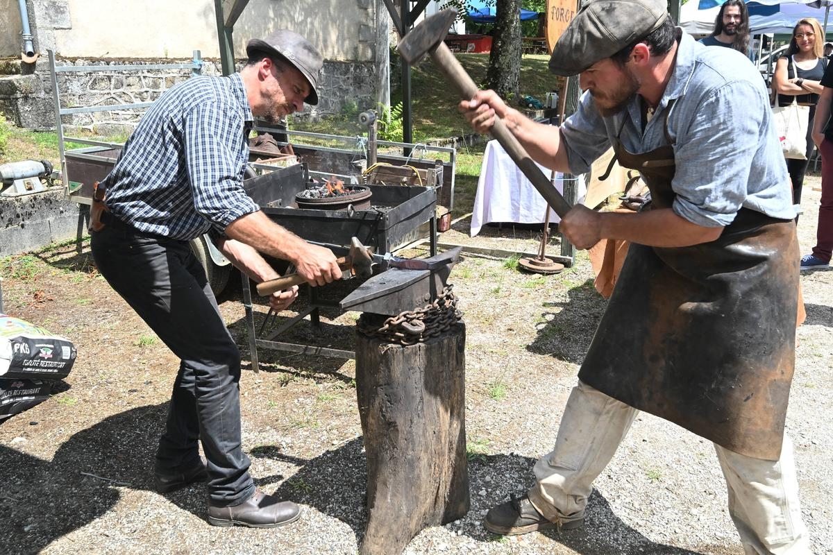 "Pétrocoriens'te çok güzel demirhaneler var": Metalurji meraklıları hafta sonu boyunca Dordogne'daki bu köyde toplandılar