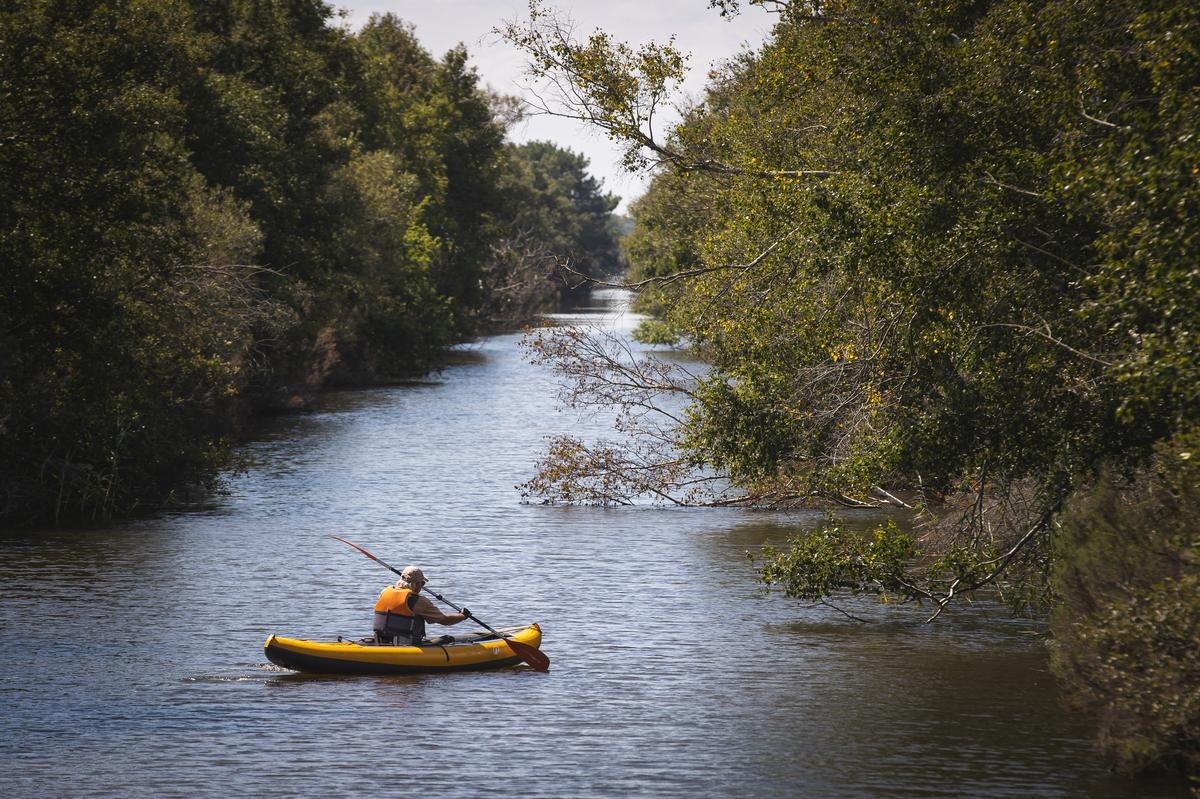 En la carretera del Canal des Étangs en Gironde (2/6): entre dos lagos, a un paseo de la civilización