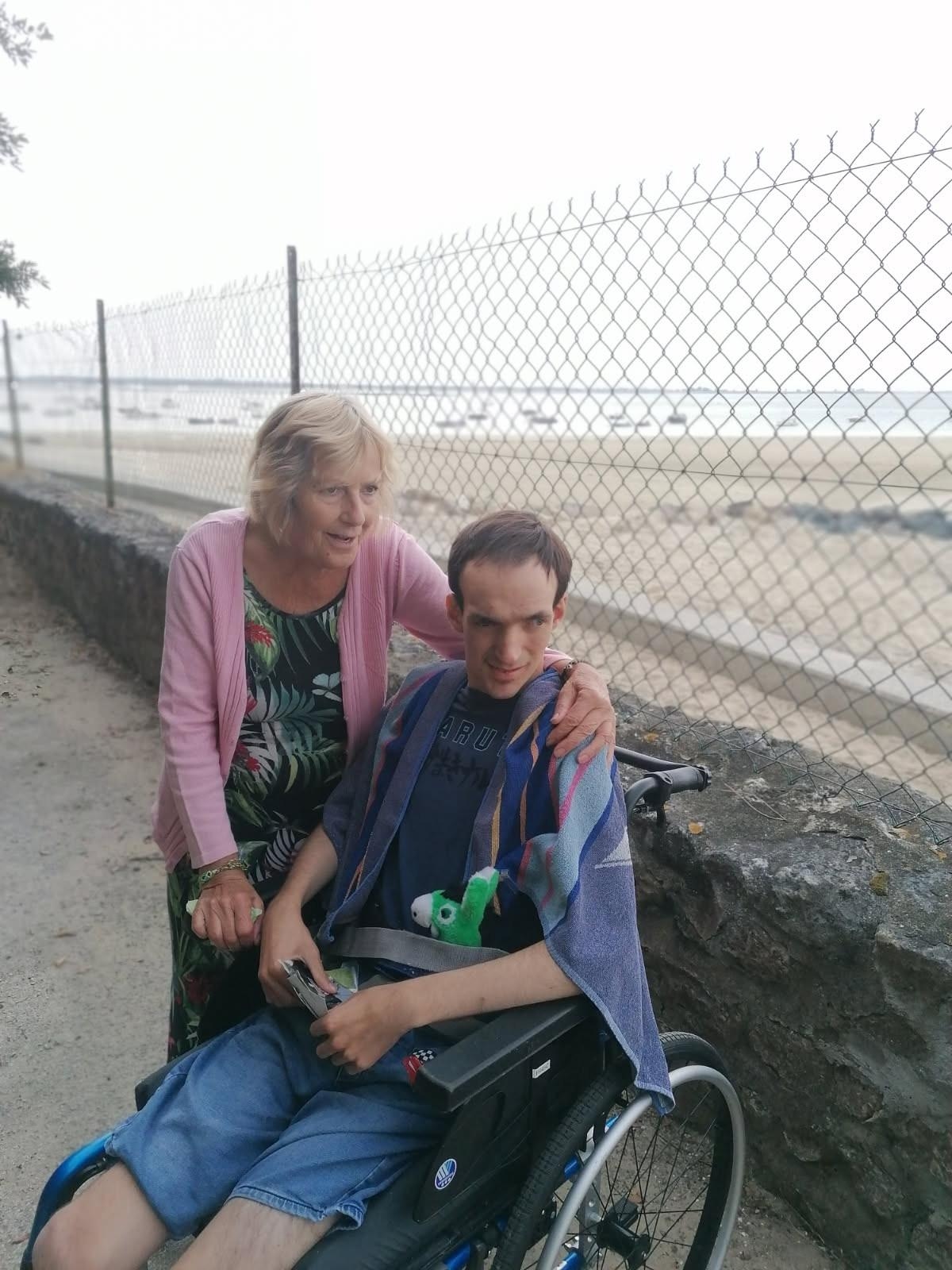 Una madre esausta lotta per il futuro del figlio disabile