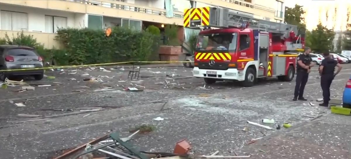 Video: Violenta esplosione in un edificio vicino a Lione, un morto