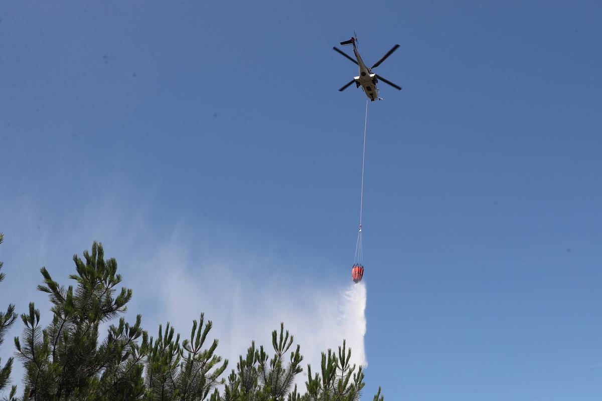 Vídeo: Un helicóptero de bomberos bombardeó agua y se estrelló en un estanque. Sus ocupantes se encuentran sanos y salvos.