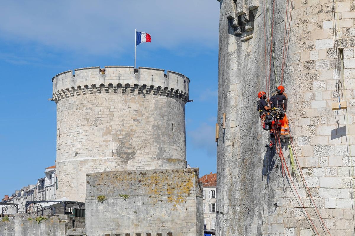 IN BEELD. In La Rochelle, de duizelingwekkende interventie van de acrobaten op de Saint-Nicolastoren