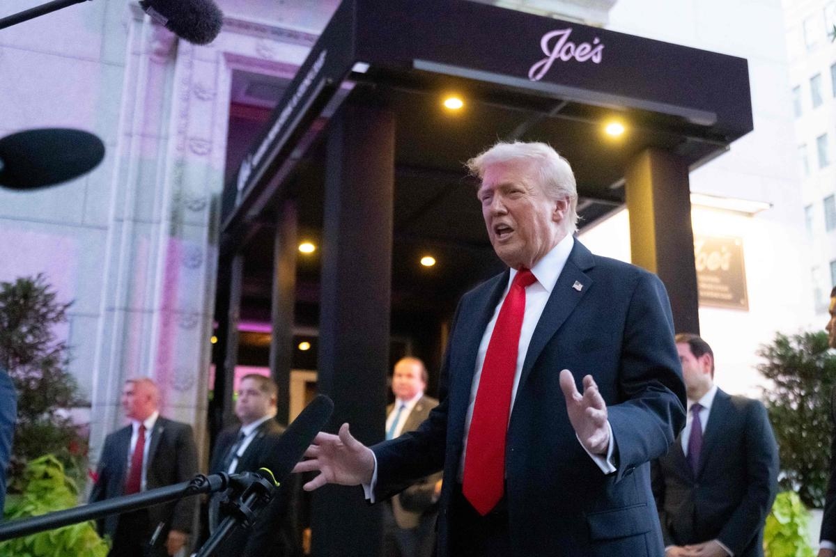 VIDEO. “The Hitler of our times”: Donald Trump booed and heckled in a Washington restaurant