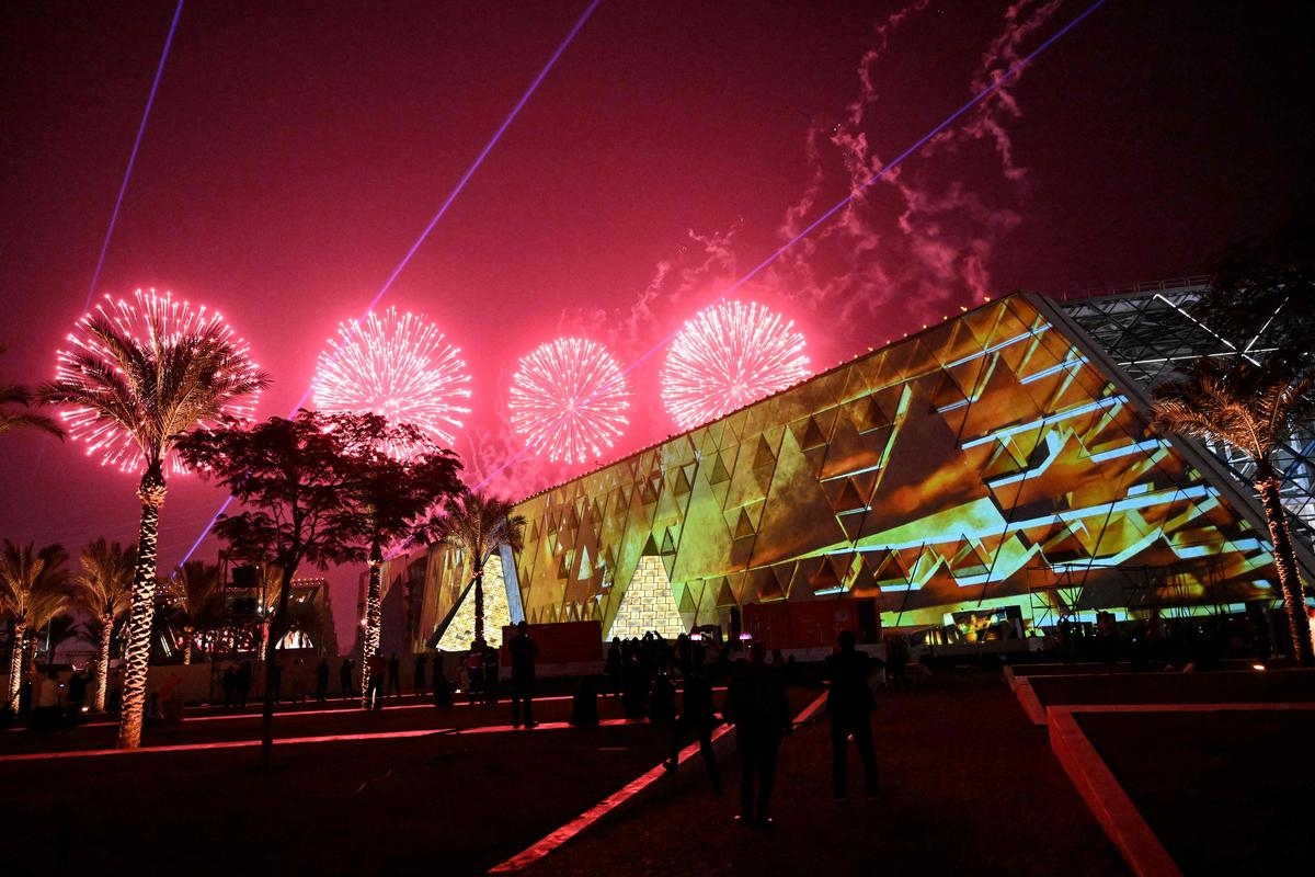 EN IMÁGENES. Láseres, fuegos artificiales, cetros dorados… El espectáculo faraónico de la inauguración del Gran Museo Egipcio de El Cairo.