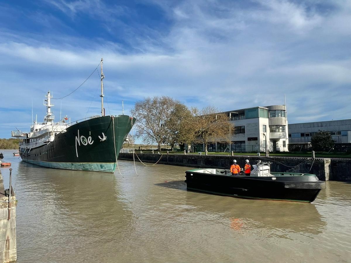 Vidéo. Rochefort : le « Noé » a quitté l’arsenal et laisse la place à « L’Hermione »