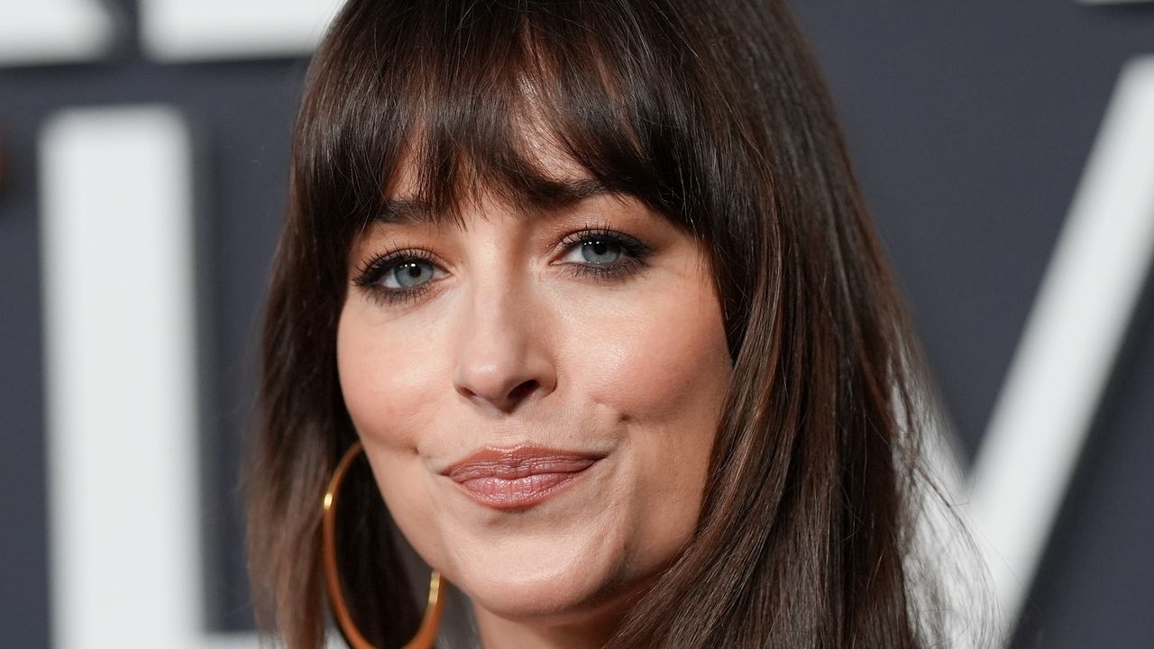 Dakota Johnson tem o vestido branco mais lindo e elegante para a primavera/verão 2025