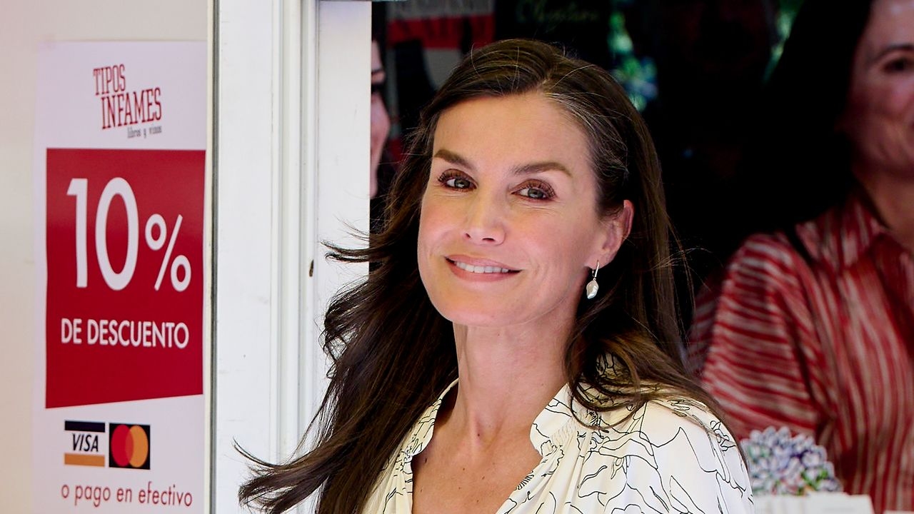 Queen Letizia shows which summer shoes go perfectly with her floral dress