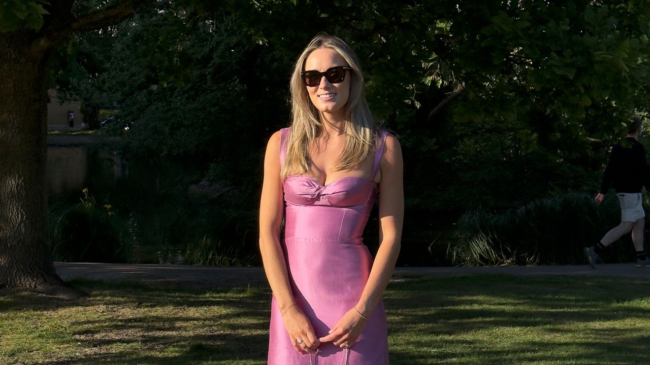 Esta noiva teve seu vestido de noiva tingido de rosa – é muito fácil