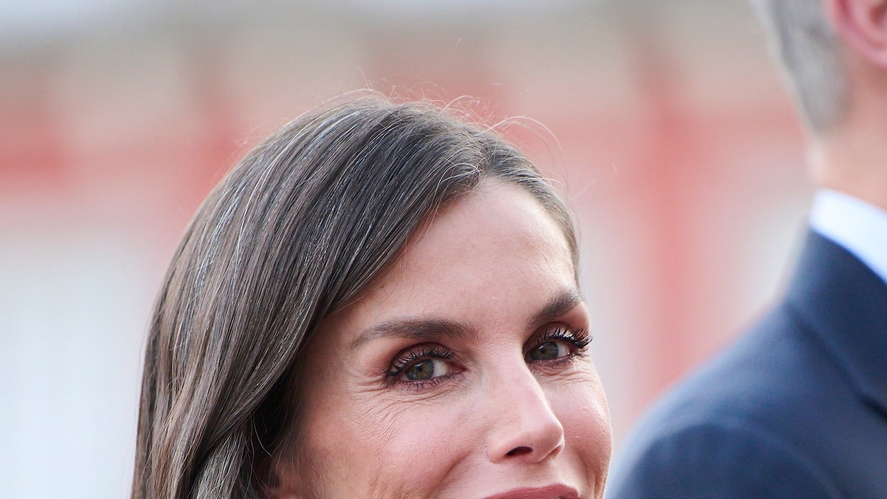 Koningin Letizia: Deze elegante – en comfortabele – schoenentrend combineert ze nu met haar zwarte jumpsuit