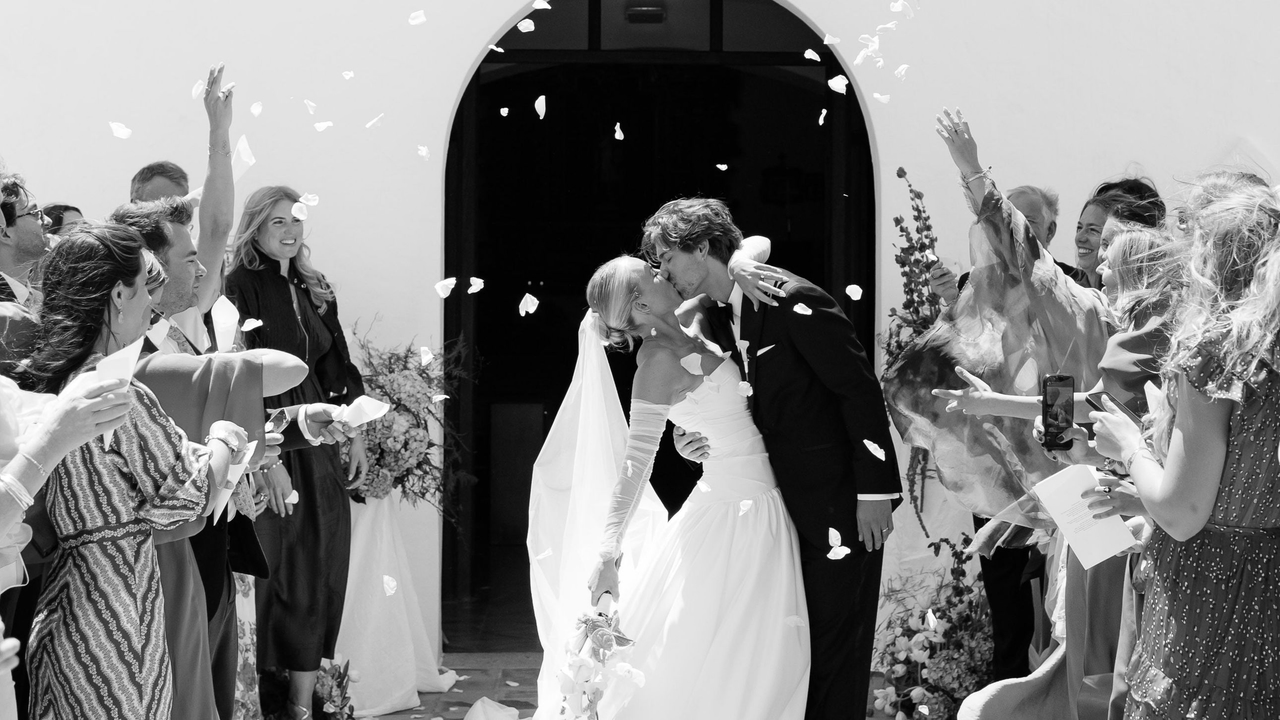 Esta novia lució dos vestidos diferentes para su boda en Ibiza, que tenían un detalle especial en común