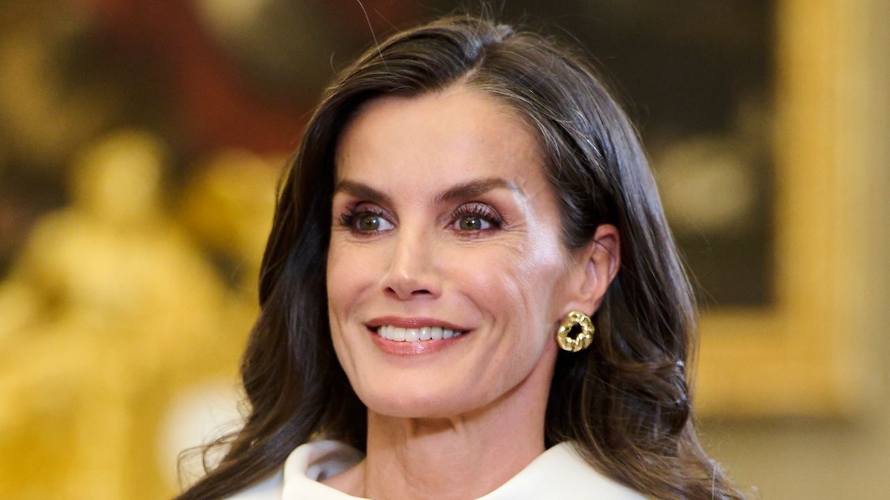 Reina Letizia: Su estilismo con falda midi demuestra que el cinturón XXL también es tendencia en verano