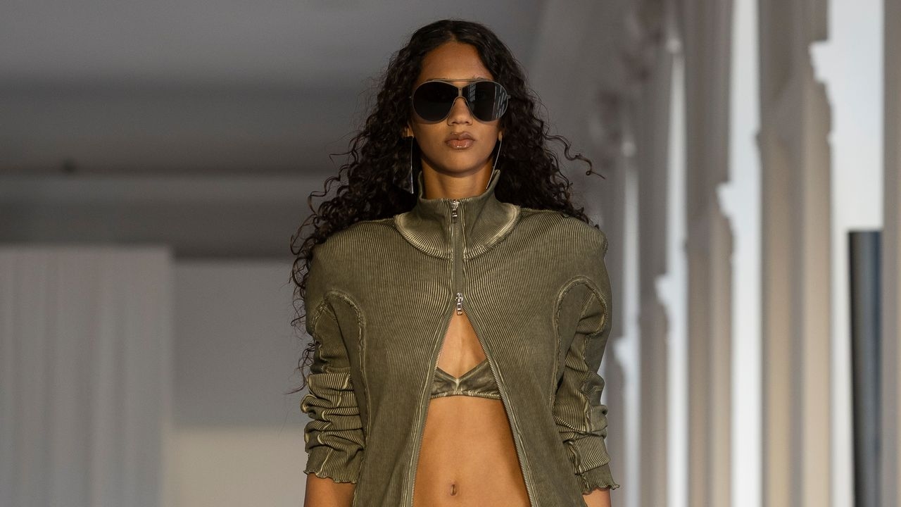Mykita: Das deutsche Label hat extra für Sarah Jessica Parker eine Sonnenbrille entworfen – die jetzt auf dem Laufsteg der Berlin Fashion Week bei Ioannes präsentiert wurde