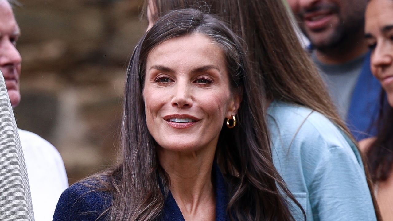 Kraliçe Letizia şunu gösteriyor: Bu renk her zaman beyaz ayakkabılarla iyi gider