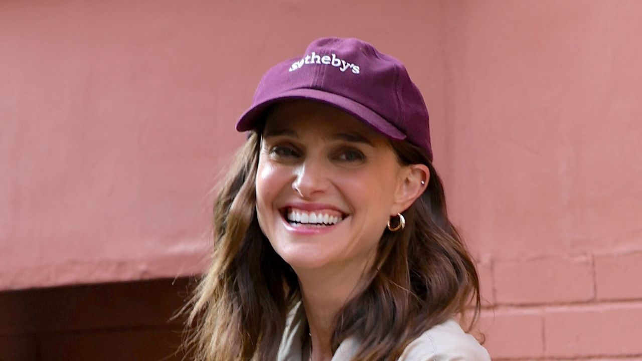 Natalie Portman da 2025'te bohem trendini takip ediyor; trend platform topuklu ayakkabılar ve çiçekli bir elbiseyle