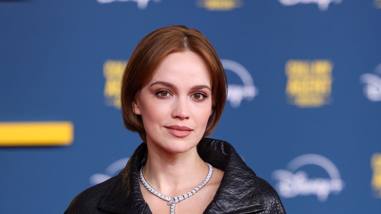 Mit Lederjacke auf den roten Teppich? Emilia Schüle zeigt, wie das stilvoll gelingen kann