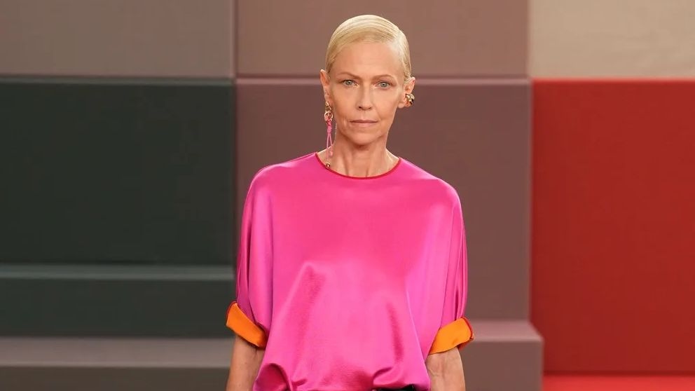 Bloques de color y flores geométricas: Fendi se presenta de forma sorprendentemente informal en la primavera de 2026.