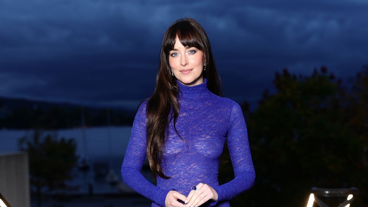 Dakota Johnson: Mor elbisesi elektriklendirici ve göz kamaştırıcı derecede güzel