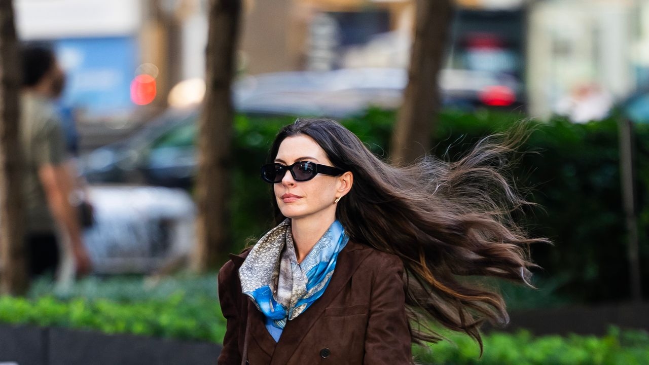Tying scarves made easy: 7 scarf trends and how to wear them correctly now