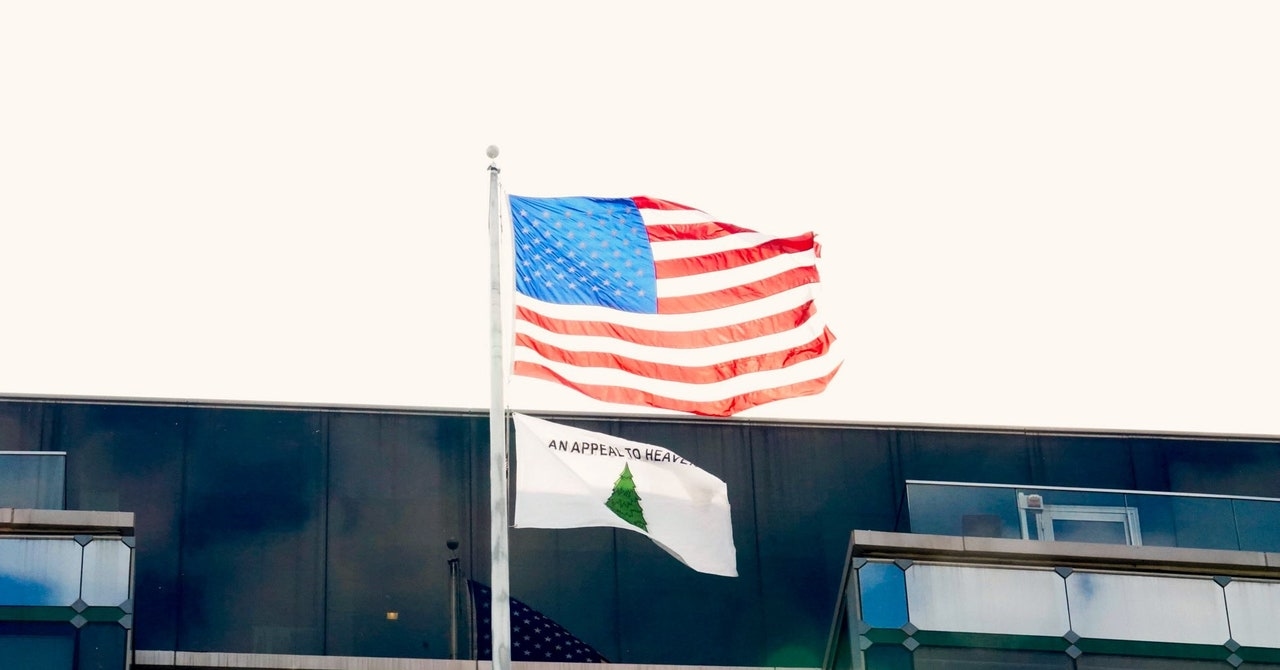 Un drapeau d'extrême droite « Appel au ciel » flotte au-dessus d'une agence gouvernementale à Washington