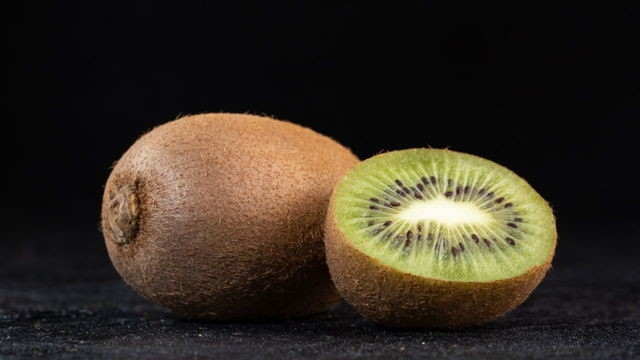 Kiwi, roggebrood en mineraalwater: wetenschappers hebben voedingsmiddelen geïdentificeerd die constipatie bestrijden.