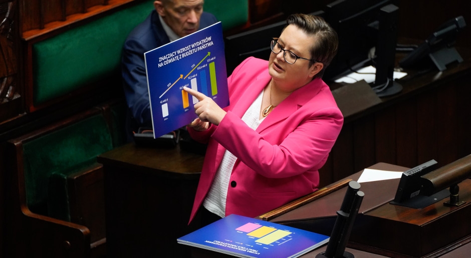 Het Ministerie van Onderwijs is niet van plan de werktijden van leraren te controleren. Maar er moet een oplossing worden gevonden.