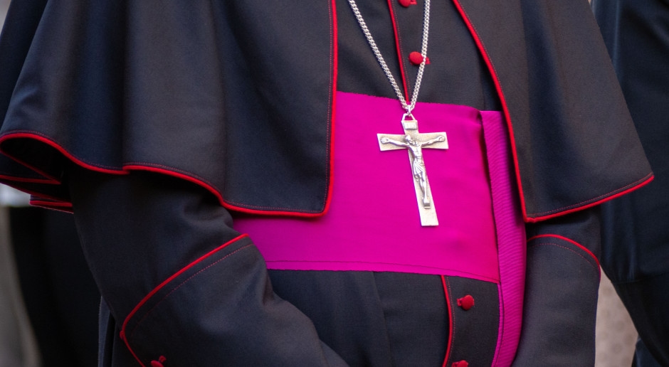 I vescovi annientano l'educazione sanitaria. Il clero attacca la gerarchia