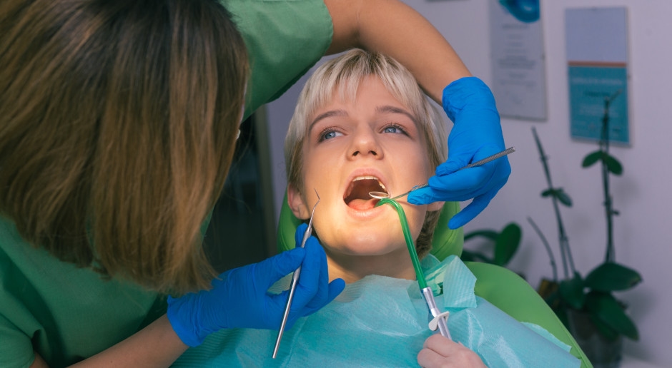 Os poloneses pararam de pagar e estão economizando milhares de zlotys. Eles encontraram uma maneira de lidar com os dentistas.