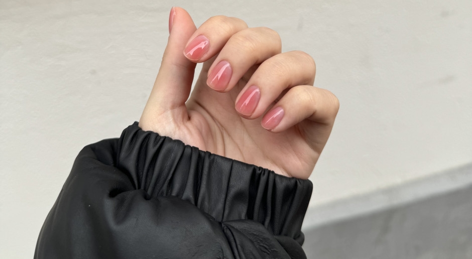 Doce brilho do verão. “Unhas de calda” é a última tendência que é amada pelos fãs de manicure delicada