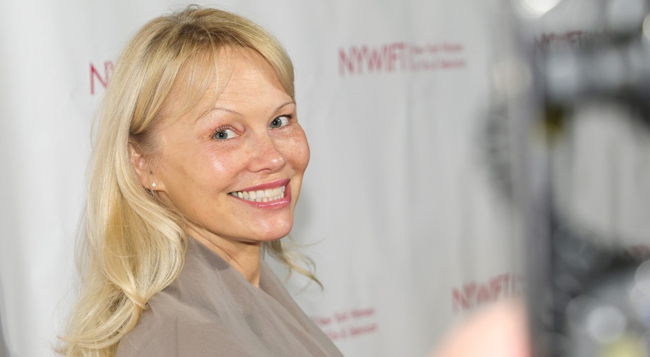 Pamela Anderson cortou drasticamente o cabelo. Este corte bob estilo Joana d'Arc é um sucesso garantido!