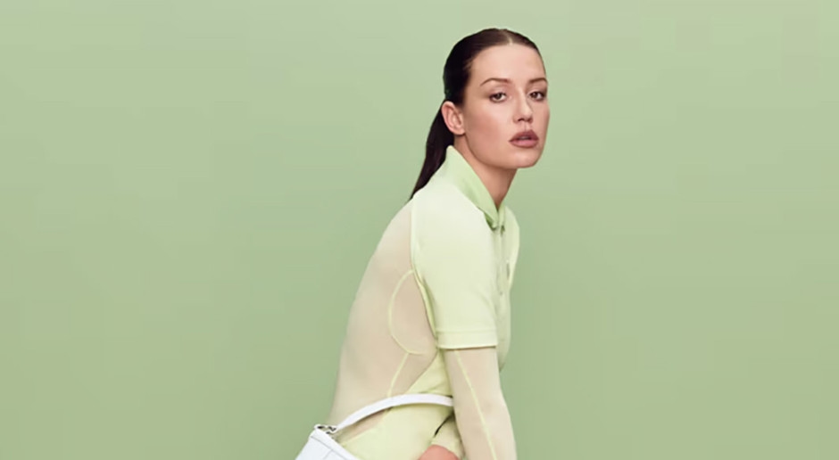Lacoste presenta icone della moda. Una borsa come una gonna da tennis è il successo della collezione