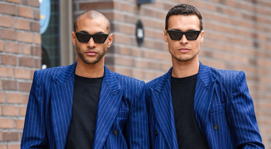 Estos pantalones de estilo "viejo dinero" son un éxito masculino del verano de 2025. Alargan las piernas de forma brillante.