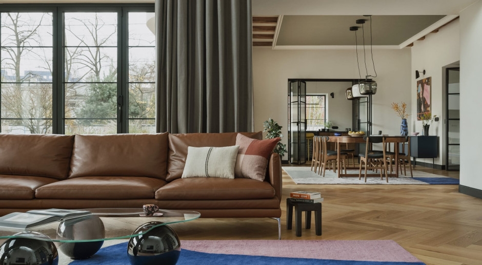 INTERIOR DA SEMANA: Vila modernista em Łódź recuperou o brilho. No interior, madeira, luz e um belo banheiro.