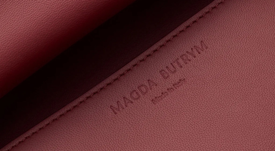 Magda Butrym criou uma nova it-bag. A bolsa faz referência às suas raízes