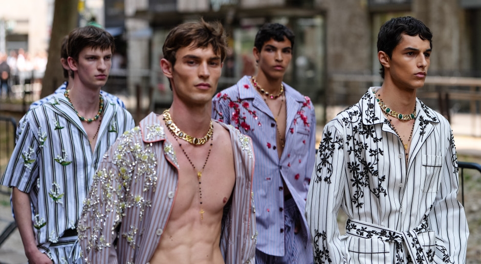 Os meninos do pijama vão às ruas: é assim que a Dolce & Gabbana vê a moda masculina para a primavera/verão 2026